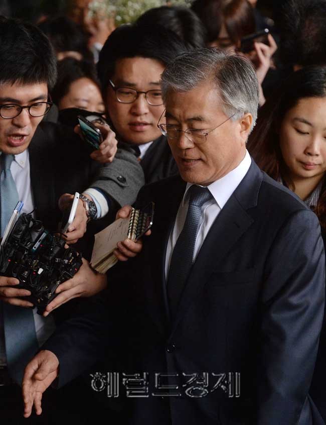 문재인(국회의원/사회기관단체인/혁신과통합상임대표)
6일 오후 문재인 민주당 의원이 남북정상회담 회의록 폐기 의혹과 관련해 검찰 조사를 받기 위해 서울 서초동 서울중앙지검으로 들어가고 있다.