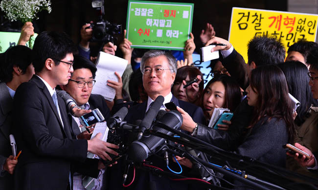 문재인(국회의원/사회기관단체인/혁신과통합상임대표)
6일 오후 문재인 민주당 의원이 남북정상회담 회의록 폐기 의혹과 관련해 검찰 조사를 받기 위해 서울 서초동 서울중앙지검으로 들어가기 전 기자들의 질문에 답변을 하고 있다.