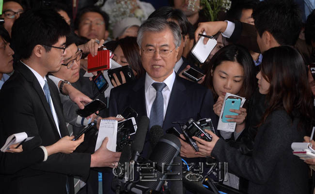 문재인(국회의원/사회기관단체인/혁신과통합상임대표)
6일 오후 문재인 민주당 의원이 남북정상회담 회의록 폐기 의혹과 관련해 검찰 조사를 받기 위해 서울 서초동 서울중앙지검으로 들어가기 전 기자들의 질문에 답변을 하고 있다.