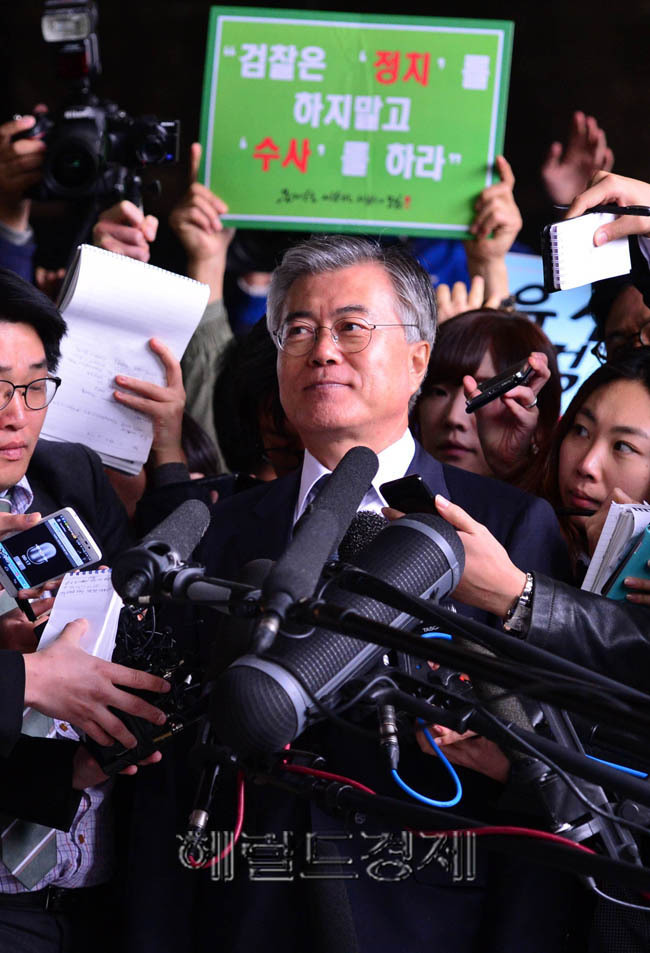 문재인(국회의원/사회기관단체인/혁신과통합상임대표)
6일 오후 문재인 민주당 의원이 남북정상회담 회의록 폐기 의혹과 관련해 검찰 조사를 받기 위해 서울 서초동 서울중앙지검으로 들어가기 전 기자들의 질문에 답변을 하고 있다.