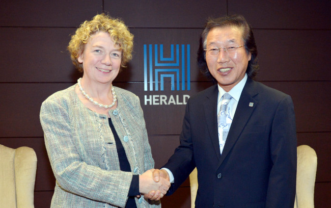Irish Ambassador to South Korea Aingeal O’Donoghue (left) shakes hands with Herald Corp. CEO and publisher Lee Young-man during a courtesy call at Lee’s office in Seoul on Wednesday. O’Donoghue arrived as her country’s top diplomat here in August.   Kim Myung-sub/The Korea Herald