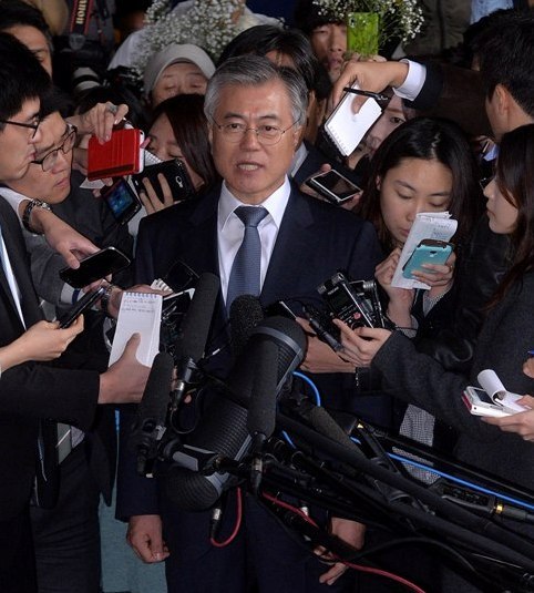 문재인(국회의원/사회기관단체인/혁신과통합상임대표)
The Democratic Party’s Rep. Moon Jae-in answers questions outside the Seoul Central District Prosecutors’ Office on Wednesday. (Lee Sang-sub/The Korea Herald)