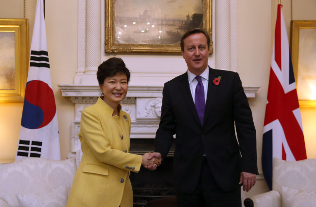 President Park Geun-hye holds a summit with Prime Minister David Cameron of Britain on Wednesday. (Yonhap News)