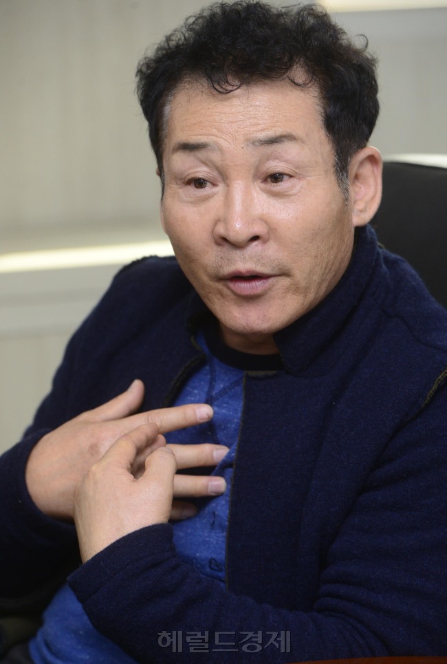 유기범 구룡마을 주민자치회장. 박해묵 기자/mook@heraldcorp.com
유기범 구룡마을 주민자치회장. 박해묵 기자/mook@heraldcorp.com
유기범 구룡마을 주민자치회장. 박해묵 기자/mook@heraldcorp.com
유기범 구룡마을 주민자치회장. 박해묵 기자/mook@heraldcorp.com