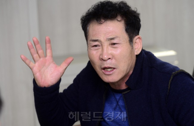 유기범 구룡마을 주민자치회장. 박해묵 기자/mook@heraldcorp.com
유기범 구룡마을 주민자치회장. 박해묵 기자/mook@heraldcorp.com
유기범 구룡마을 주민자치회장. 박해묵 기자/mook@heraldcorp.com
유기범 구룡마을 주민자치회장. 박해묵 기자/mook@heraldcorp.com