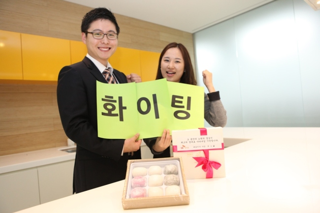 SK케미칼(006120)은 대학수학능력시험을 하루 앞둔 지난 6일 수험생을 자녀로 둔 임직원과 ‘희망메이커’를 통해 후원하고 있는 청소년 중 수험생 등 총 60여명에게 ‘응원 메시지’와 함께 격려 선물로 떡을 전달했다고 7일 밝혔다.