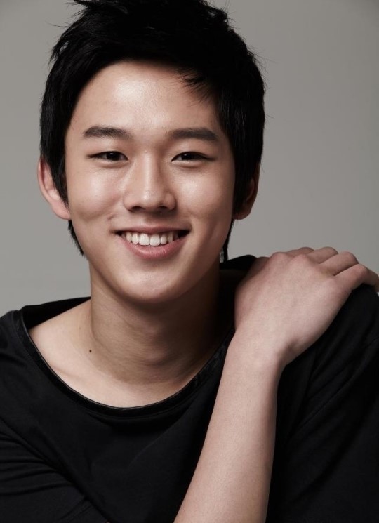 연준석(영화배우/탤런트)
대학수학능력시험이 치러진 7일 수험생이나 수험생을 둔 가족 모두 수능앓이를 했다. 연예계도 마찬가지다. 95년생 아역배우와 아이돌그룹의 멤버들은 이날을 위해 쉼없이 달렸다. 연예계의 수능 풍경은 세 부류다. 찬 바람을 맞으며 거주지 인근의 학교로 등교한 ‘수능파’, 이미 쌓아온 인지도와 탄탄한 실기로 부담없는 하루를 보내게 될 ‘수시파’, 수능 대신 현재에 충실하고자 하는 ‘소신파’가 있다.