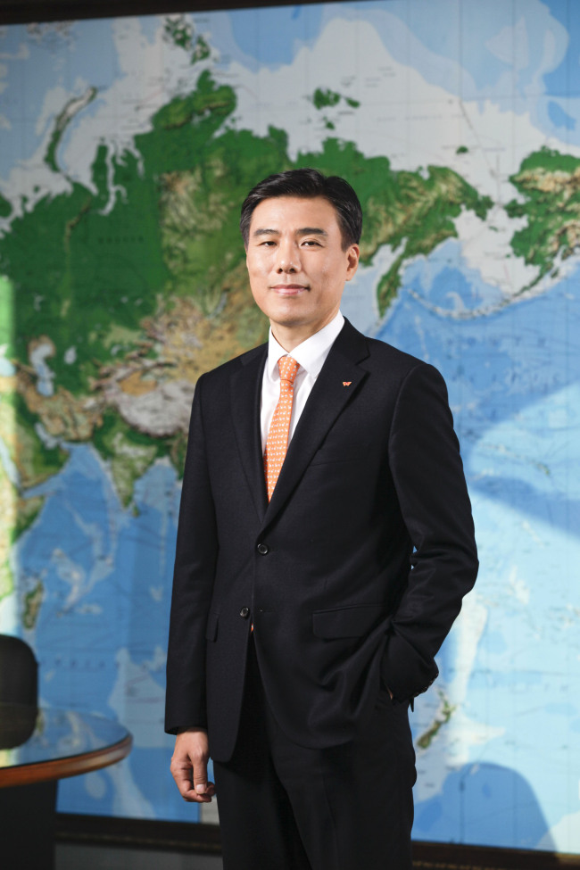 박봉균(기업인/SK에너지대표이사사장/한국기원이사)
박근혜 대통령 서유럽 순방 경제사절단 일원으로 동행 중인 박봉균 SK에너지 사장이 6일(현지시간) 영국 런던에서 진행된 순방 공식 일정인 ‘한-영 글로벌 CEO포럼’에 참여해 한국 기업 대표로 기조연설을 했다. ‘한-영 글로벌 CEO포럼’ 에너지 세션에서 공동 의장을 맡은 박 사장(오른쪽)과 영국 AMEC의 사미르 브리코 사장이 환담을 나누고 있다. ［사진제공=SK이노베이션］