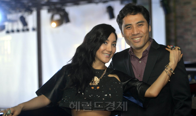 바다(좌부터/최성희/가수/뮤지컬배우),김동연(뮤지컬연출가/연극연출가/극단시인과무사대표)
뮤지컬 ‘카르멘’이 다음달 6일 한국에서 초연한다. 프랑스 작가 프로스페르 메리메가 1845년에 발간한 동명 원작소설은 다양한 예술 장르로 변주됐는데, 비제가 1875년 만든 오페라가 가장 유명하다..
