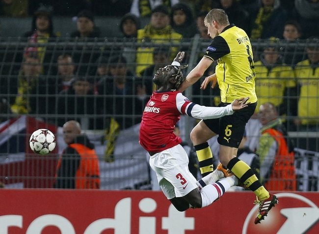 Arsenal’s Bacary Sagna (left) and Dortmund’s Sven Bender challenge for the ball during a Champions League match on Wednesday.   AP-Yonhap News