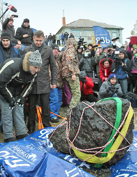 Divers pull a chunk of the Chelyabinsk meteorite from Chebarkul Lake in February.   Yonhap News