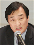 변보경(경제기관단체인/코엑스대표이사사장)
코엑스(COEX)가 변하고 있다. 단순히 외관을 리모델링하는 작업뿐만이 아니다. 조직 내부에도 새로운 바람이 불고 있다. 변화의 핵심은 인사제도 전면 개편이다. 기존의 연공서열 문화를 없애고 성과와 업적 평가에 따라 인사체계를 다원화한다. 인센티브제도 도입된다. 또 순환보직에 따른 부서배치가 아닌, 직원의 직무역량에 맞는 업무를 배치해 전문성을 강화한다.