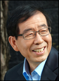 박원순(광역단체장/변호사/서울특별시시장)
지난해 11월 심각한 미분양 사태를 해결하기 위해 은평구부터 시작된 박원순<사진> 서울시장의 자치구 현장시장실이 지난 1일 마포구를 끝으로 1년간의 대장정을 마무리했다. 총 25곳 자치구 중 20곳을 돌며 1만5000여명의 시민을 만나 308개의 현안을 사업으로 추진시켰다.