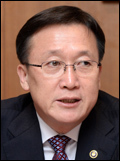 이경옥(정무직공무원/전공무원/안전행정부제2차관)
박근혜정부는 ‘국민행복’을 최고의 가치로 두고 있다. 국민이 행복하려면 우선적으로 안전해야 한다. 행정안전부에서 안전행정부로 명칭을 바꾼 것도 안전을 강조하기 위해서다. 사람의 성을 바꾸는 것처럼 큰 의미가 있다.