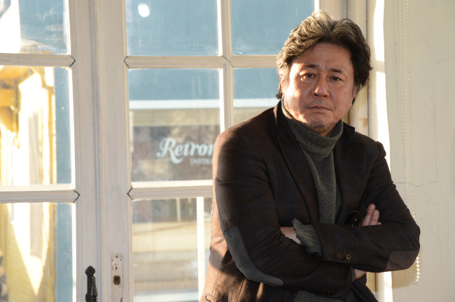 최민식(영화배우)
Korean veteran actor Choi Min-sik (“Oldboy,” “Nameless Gangster”) is to star in the latest project by French filmmaker Luc Besson (“The Lady,” “The Fifth Element”), along with American actors Scarlett Johansson and Morgan Freeman. He left for France to shoot the movie on Nov. 1.