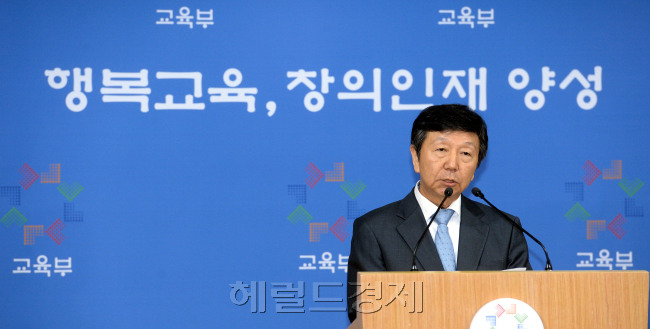 정병헌(교수/숙명여자대학교교수)
7일 치러진 2014학년도 대학수학능력시험 1교시 국어는 A형과 B형 모두 연계율이 71.1%나 됐고, 학생과 교사들도 지난 9월 모의평가 수준으로 쉽게 출제됐다고 전했다. 교육 당국이 공언한 대로 문항을 비틀거나 변형시키지 않고 가능하면 교재에 나온 지문이나 문제 등을 그대로 출제해 난이도를 낮췄기 때문으로 분석된다.
