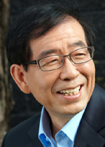 박원순(광역단체장/변호사/서울특별시시장)
지난해 11월 심각한 미분양 사태를 해결하기 위해 은평구부터 시작된 박원순<사진> 서울시장의 자치구 현장시장실이 지난 1일 마포구를 끝으로 1년간의 대장정을 마무리했다. 총 25곳 자치구 중 20곳을 돌며 1만5000여명의 시민을 만나 308개의 현안을 사업으로 추진시켰다.