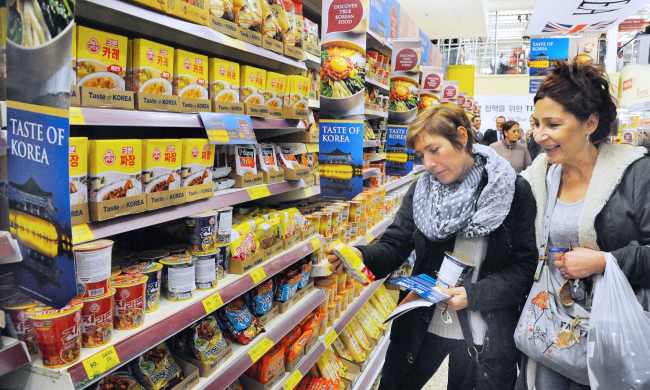 British consumers browse Korean food products at a Tesco store in London on Tuesday.   Homeplus