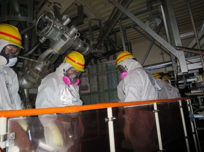 This file picture taken by Tokyo Electric Power Co. on April 17 shows members of the International Atomic Energy Agency’s Division of Nuclear Fuel Cycle and Waste Technology inspecting the No. 4 reactor building of TEPCO’s crippled Fukushima Dai-ichi nuclear power plant in Okuma town, Fukushima prefecture, Japan.   AFP-Yonhap News
