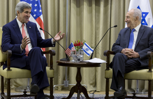 U.S. Secretary of State John Kerry (left) meets with Israeli President Shimon Peres in Jerusalem on Wednesday.   UPI-Yonhap News