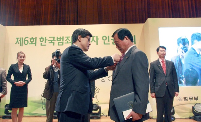 윤여웅(기업인/제일건설대표이사)
윤여웅 제일건설 대표이사가 6일 법무부 주최로 정부 과천청사에서 열린 ‘제6회 한국범죄피해자 인권대회’에서 대통령상을 수상했다. 윤 대표이사는 지난 2006년부터 8년째 동안 군산ㆍ·익산범죄피해자지원센터를 맡아오면서 범죄 피해자와 유족, 친족들에게 무료치료 및 법률상담 등의 기회를 제공해 실질적인 피해 회복에 적극 발벗고 나선 공로를 인정받아 수상의 영예를 안았다.