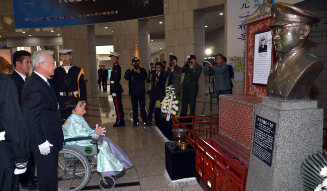 Hong Eun-hye, widow of Sohn Won-il, Korea’s first chief of naval operations, and his eldest son Myoung-won (on her right) attend a ceremony marking the War Memorial’s designation of the late admiral as a patriot at the memorial building in central Seoul on Thursday.   Kim Myung-sub/The Korea Herald