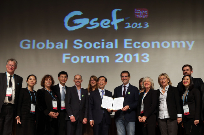Seoul Mayor Park Won-soon (center) and global city leaders pose with the Seoul Declaration document at City Hall on Thursday.   Yonhap News