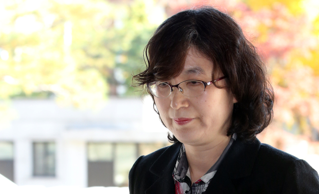 Justice Lee Jung-mi goes to work at Constitutional Court in Seoul on Thursday.   Yonhap News