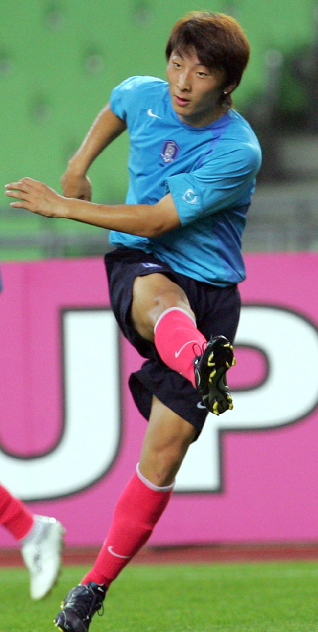 박은선(축구선수/서울시청포워드)
The golden days of Park Eun-seon’s life after she led her team to the second spot in the Korean women’s football league this season have been soured by a gender row.