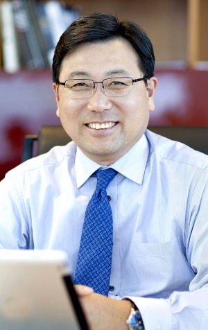 도성환(기업인/홈플러스그룹대표이사사장)
Demand for Korean food products is growing quickly in the U.K., riding on the rising popularity of Korean pop culture in Europe, Homeplus, the nation’s second-largest discount retailer owned by British retail chain Tesco, said Thursday.