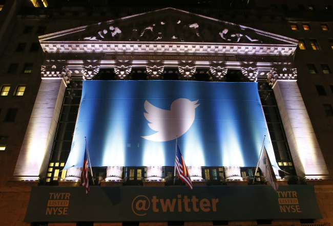 A banner adorns the facade of the New York Stock Exchange in advance of Twitter’s initial public offering Thursday.   AP-Yonhap News