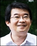 안도현(작가/시인/우석대학교교수)
지난 대선 기간에 자신의 트위터에 새누리당 박근혜 대통령 후보가 안중근 의사의 유묵 도난에 관여됐다는 내용 등을 올려 공직선거법 위반 혐의로 기소된 안도현 시인이 7일 일부 유죄 판결을 받자 여야의 반응이 엇갈렸다.