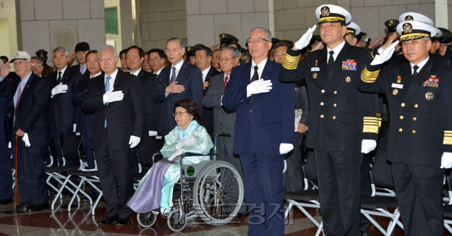손원일 제독 헌양 행사<br />김명섭 기자 msiron@heraldcorp.com
손원일 제독 헌양 행사
김명섭 기자 msiron@heraldcorp.com
지난 7일 서울 용산구 한강로 전쟁기념관에서 열린 11월 호국인물 손원일 제독 추모행사에서 손 제독의 미망인 홍은혜 여사와 장남 손명원 (주)헤럴드 고문, 황기철 해군참모총장, 안중현 서울지방보훈청장 등이 분양 후 예를 갖추고 있다.