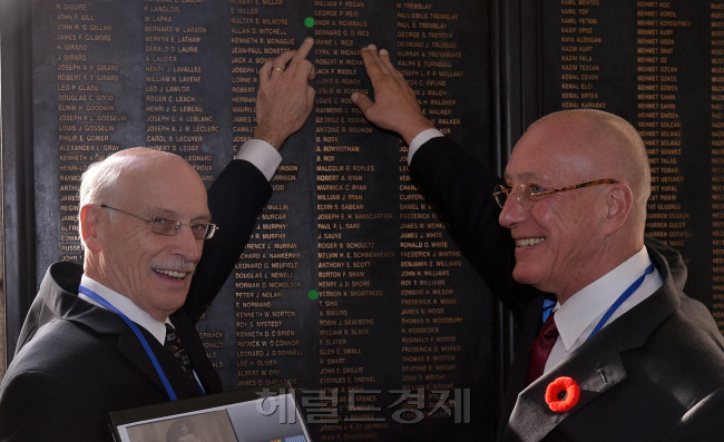 한국전쟁에서 전사하여 부산UN공원에 안장된 캐나다 참전용사 레김발드 이병의 아들이 아버지의 사망 이후 각기 입양되어 키워지다, 정전60주년 보도를 통해 서로의 존재를 확인한 형 브리세보이스(좌)와 동생 드메이가 국가보훈처의 초청으로 40년만에 상봉했다. 상봉한 두형제가 전쟁기념관에 새겨져 있는 아버지의 이름을 확인하고 있다.<br />이상섭 기자. babtong@heraldcorp.com 2013.11.08
한국전쟁에서 전사하여 부산UN공원에 안장된 캐나다 참전용사 레김발드 이병의 아들이 아버지의 사망 이후 각기 입양되어 키워지다, 정전60주년 보도를 통해 서로의 존재를 확인한 형 브리세보이스(좌)와 동생 드메이가 국가보훈처의 초청으로 40년만에 상봉했다. 상봉한 두형제가 전쟁기념관에 새겨져 있는 아버지의 이름을 확인하고 있다.
이상섭 기자. babtong@heraldcorp.com 2013.11.08