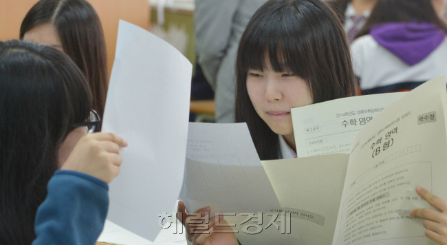 8일 오전 서울 목동고등학교에서 학생들이 2014학년도 대입수학능력시험 가채점을 하고 있다.<br />김명섭 기자 msiron@heraldcorp.com
8일 오전 서울 목동고등학교에서 학생들이 2014학년도 대입수학능력시험 가채점을 하고 있다.
김명섭 기자 msiron@heraldcorp.com
8일 오전 서울 목동고등학교에서 학생들이 2014학년도 대입수학능력시험 가채점을 하고 있다. 시험지를 보며 점수를 확인하고 있는 학생들의 표정에서 희비가 엇갈려 보인다.  김명섭 기자/msiron@heraldcorp.com