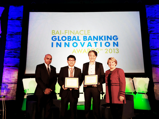 Hana Bank retail division head Chang Kyung-hoon (second from left), Hana Financial Group executive vice president Han Jun-seong (third from left) and the Bank Administration Institute chief executive Debbie Bianucci (right) pose at the “2013 Global Banking Innovation Awards” hosted by the BAI and Finacle in Colorado on Tuesday. Hana was recognized for innovative products and services offered by Hana N Wallet and One Click Mortgage.   Hana Bank