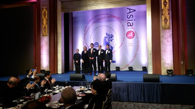 Los Angeles Dodgers leftie Ryu Hyun-jin (center) poses for a photo with Asia Society executives during a gala dinner celebrating the fifth anniversary of the founding of the international organization’s Korea Center in Seoul on Thursday. From left are: Asia Society cochairman Ronnie C. Chan; Asia Society president and CEO Josette Sheeran; Ryu; former Prime Minister Lee Hong-koo; and Asia Society Korea Center chairman Shin Dong-bin.   Philip Iglauer/The Korea Herald