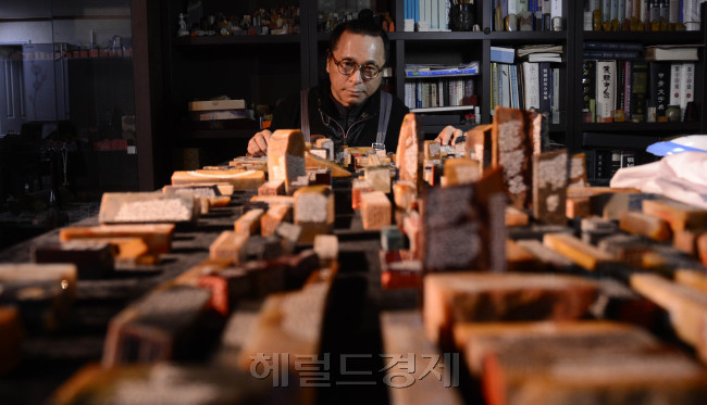 김종순 전각 작가. 박해묵 기자/mook@heraldcorp.com
김종순 전각 작가. 박해묵 기자/mook@heraldcorp.com