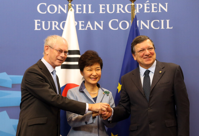 President Park Geun-hye, European Commission President Jose Manuel Barroso (right) and European Council President Herman Van Rompuy pose for a photo after their summit talks in Belgium on Friday. Yonhap News