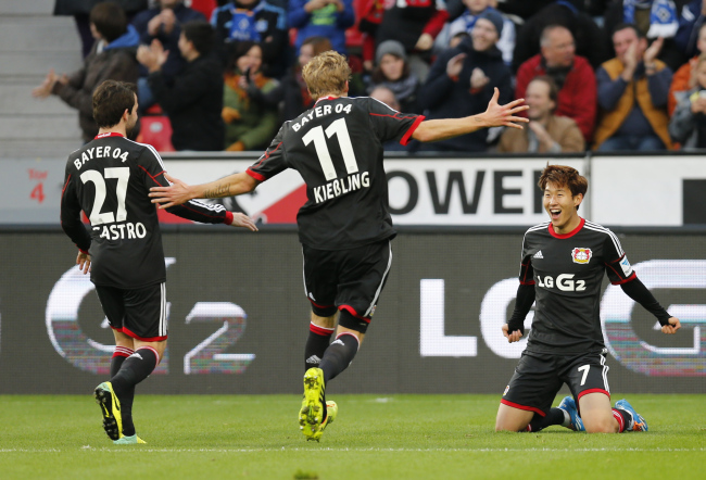 Leverkusen’s Son Heung-min (right) celebrates his goal with teammates on Saturday.   AP-Yonhap News