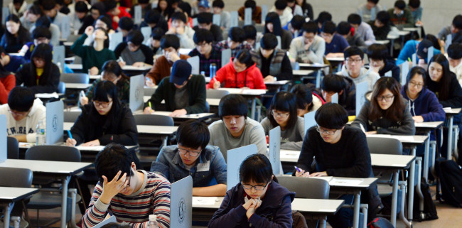 Applicants of Sungkyunkwan University’s early admission program take an essay test at the institution’s campus in Seoul on Sunday, three days after the national College Scholastic Ability Test on Thursday.   Ahn Hoon/The Korea Herald