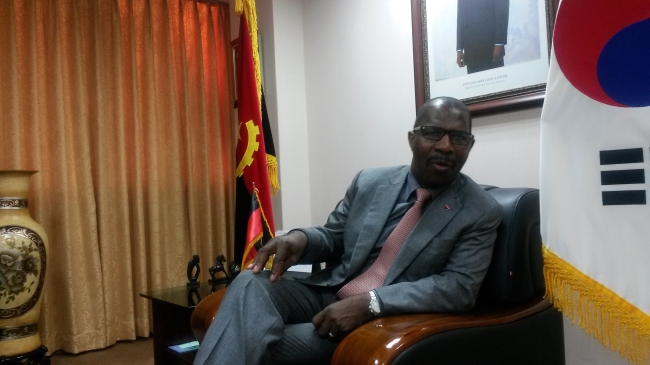 Angolan Ambassador to South Korea Albino Malungo gestures during an interview with The Korea Herald on Thursday ahead of the 38th anniversary of Angola’s Independence at his office in Hannam-dong in Seoul.
Philip Iglauer/The Korea Herald