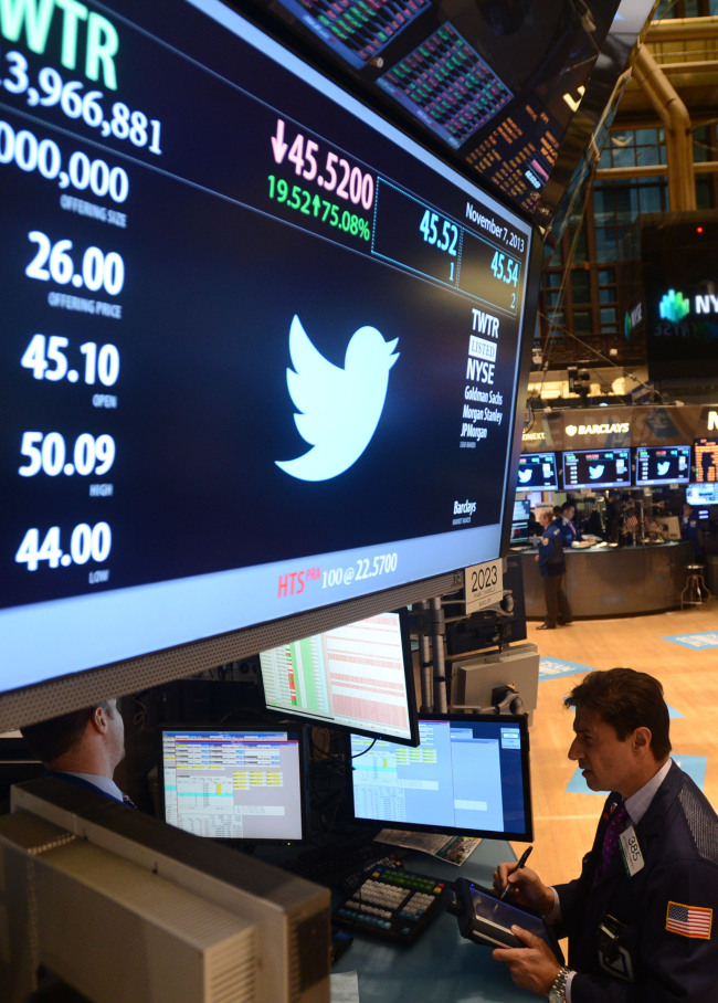 Traders work in the New York Stock Exchange.   Xinhua-Yonhap News