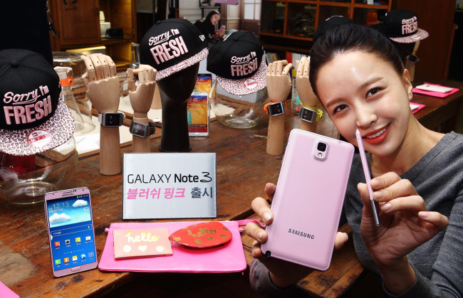 Samsung Electronics rolled out the Galaxy Note 3 Blush Pink whose rear cover and stylus pen are designed in pink to look trendy and feminine at a ceremony in Seoul on Sunday.   Samsung Electronics