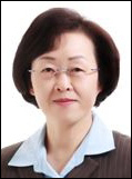 신연희(기초단체장/서울특별시강남구구청장)
서울 강남구 구룡마을의 ‘개발관련 의혹’에 대한 감사원의 감사가 진행 중인 가운데 강남구(구청장 신연희ㆍ사진)는 이달 초 끝난 국회 국정감사를 통해 서울시의 구룡마을 개발방식 변경 과정에서 불거진 특혜 소지를 차단하는 성과를 거뒀다고 11일 밝혔다.