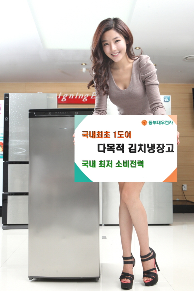 종합가전회사로 영역을 넓히고 있는 동부대우전자가 이번에는 싱글족을 위한 국내 최소형 스탠드 김치냉장고를 출시했다.
11일 동부대우전자는 국내최초의 1도어 스탠드형 구조의 다목적 김치냉장고인 ‘클라쎄’(FR-Q12MTS)를 출시한다고 밝혔다.