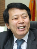 이성(기초단체장/정당인/서울특별시구로구구청장/서울국제초단편영상제조직위원장)
서울 구로구(구청장 이성ㆍ사진)가 자원봉사단체 연합회, (주)사람인, KT&G, AK플라자 등 16개 후원단체와 손잡고 내달까지 저소득 취약계층을 위한 사랑의 김장 나누기 릴레이 행사를 펼친다.