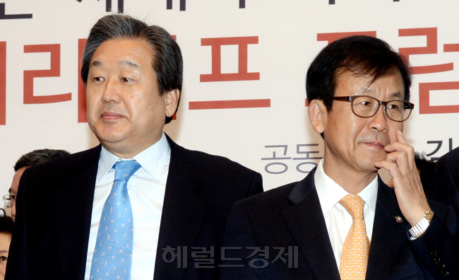 11일 오전 서울 여의도 국회 귀빈식당에서 열린 '모든 세대가 하나되는 세상, 국회 퓨처라이프 포럼 창립 기념식'에서 공동대표를 맡은 김무성 새누리당 의원과 원혜영  민주당 의원이 이야기 하고 있다. 박현구 기자phko@heraldcorp.com
11일 오전 서울 여의도 국회 귀빈식당에서 열린 '모든 세대가 하나되는 세상, 국회 퓨처라이프 포럼 창립 기념식'에서 공동대표를 맡은 김무성 새누리당 의원과 원혜영  민주당 의원이 이야기 하고 있다. 박현구 기자phko@heraldcorp.com
11일 오전 서울 여의도 국회 귀빈식당에서 열린 '모든 세대가 하나되는 세상, 국회 퓨처라이프 포럼 창립 기념식'에서 공동대표를 맡은 김무성 새누리당 의원과 원혜영  민주당 의원이 이야기 하고 있다. 박현구 기자phko@heraldcorp.com