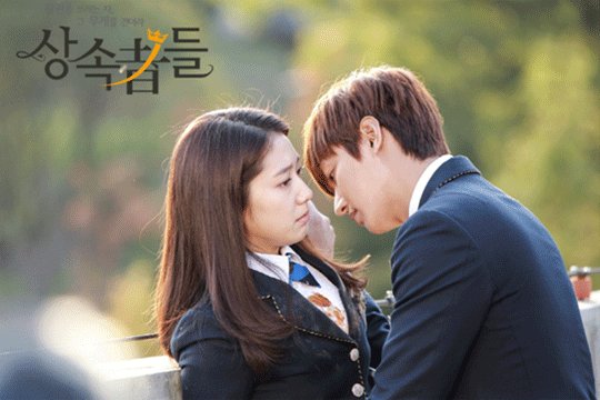 박신혜(좌부터/탤런트/영화배우),이민호(탤런트/영화배우)
SBS ‘상속자들‘을 쓰고 있는 김은숙 작가는 트렌디물의 대가다. 트렌디 멜로중에서도 판타지에 유독 강하다. 이런 분위기를 집약하는 ‘오글거리지만 달달한 대사’를 김은숙 작가만큼 잘 구사하는 작가도 드물다. ‘파리의 연인‘에서 “내안에 너 있다”, ‘상속자들‘에서 “나 너 좋아하냐?” 같은 대사도 김은숙 작가만이 구사할 수 있다.