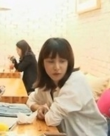 강현정(화제인물)
배우 강혜정의 여동생이 언니와 똑닮은 외모로 화제를 모으고 있다.
　
